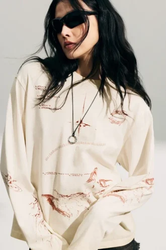 Top de manga larga con estampado y corte recto – Beige claro – Estampado urbano