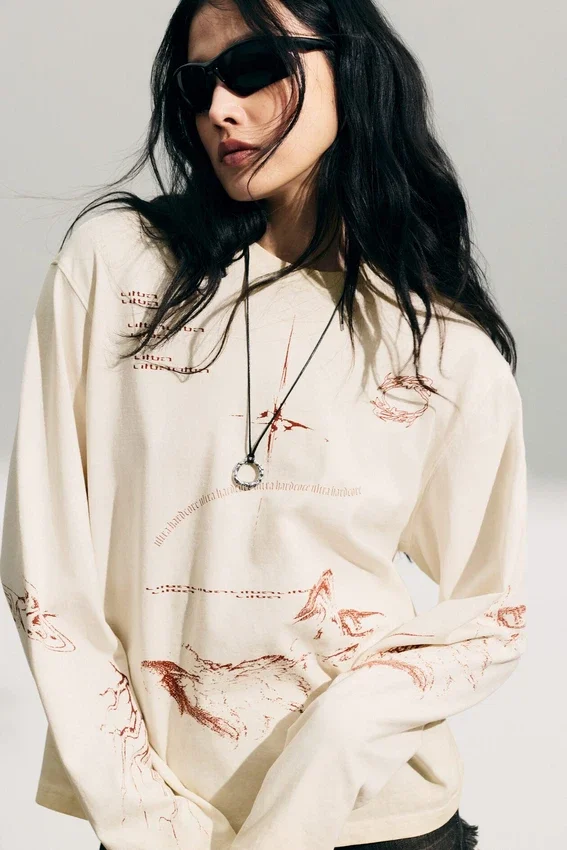 Top de manga larga con estampado y corte recto – Beige claro – Estampado urbano Top de manga larga con estampado y corte recto – Beige claro – Estampado urbano