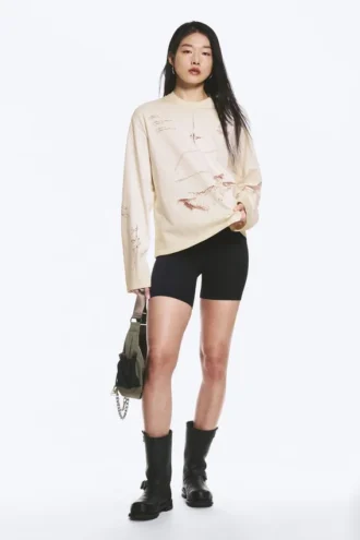 Top de manga larga con estampado y corte recto – Beige claro – Estampado urbano