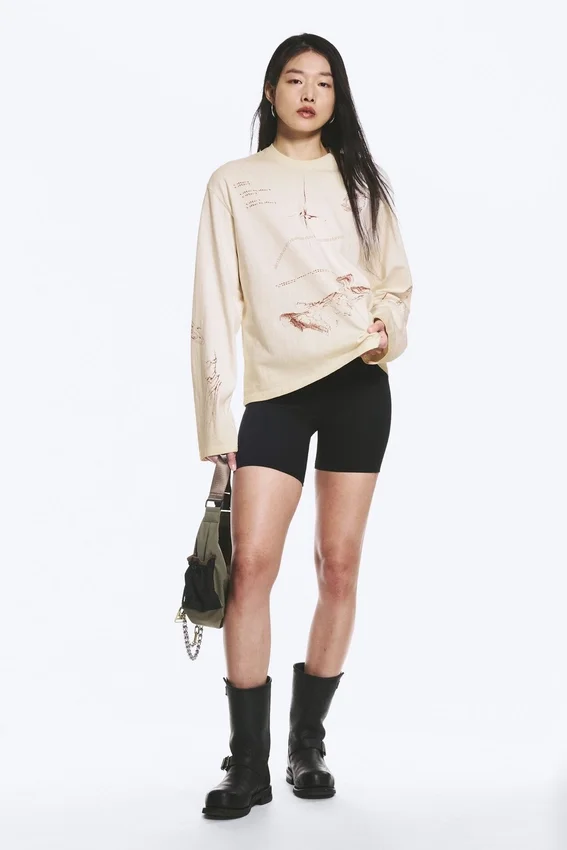 Top de manga larga con estampado y corte recto – Beige claro – Estampado urbano Top de manga larga con estampado y corte recto – Beige claro – Estampado urbano