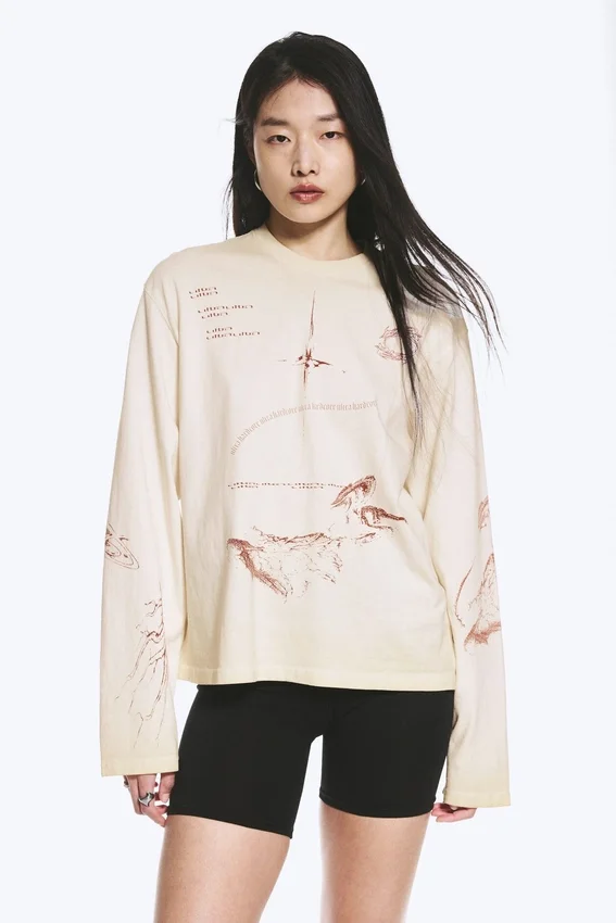 Top de manga larga con estampado y corte recto – Beige claro – Estampado urbano Top de manga larga con estampado y corte recto – Beige claro – Estampado urbano