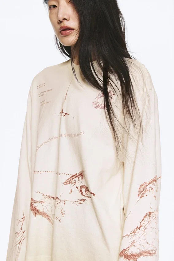 Top de manga larga con estampado y corte recto – Beige claro – Estampado urbano Top de manga larga con estampado y corte recto – Beige claro – Estampado urbano