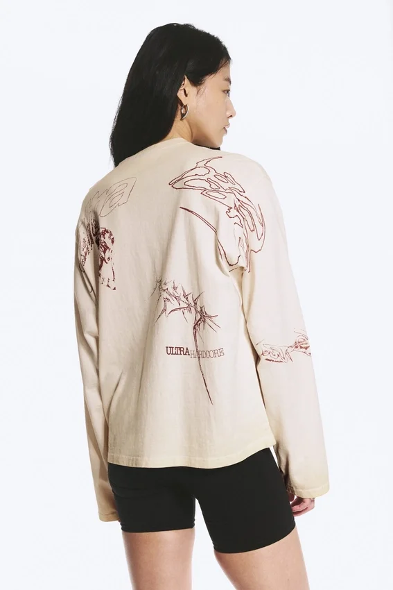 Top de manga larga con estampado y corte recto – Beige claro – Estampado urbano Top de manga larga con estampado y corte recto – Beige claro – Estampado urbano