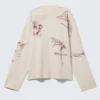 Top de manga larga con estampado y corte recto – Beige claro – Estampado urbano Top de manga larga con estampado y corte recto – Beige claro – Estampado urbano