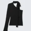 Top de manga larga con un solo hombro y lazo – Negro Top de manga larga con un solo hombro y lazo – Negro