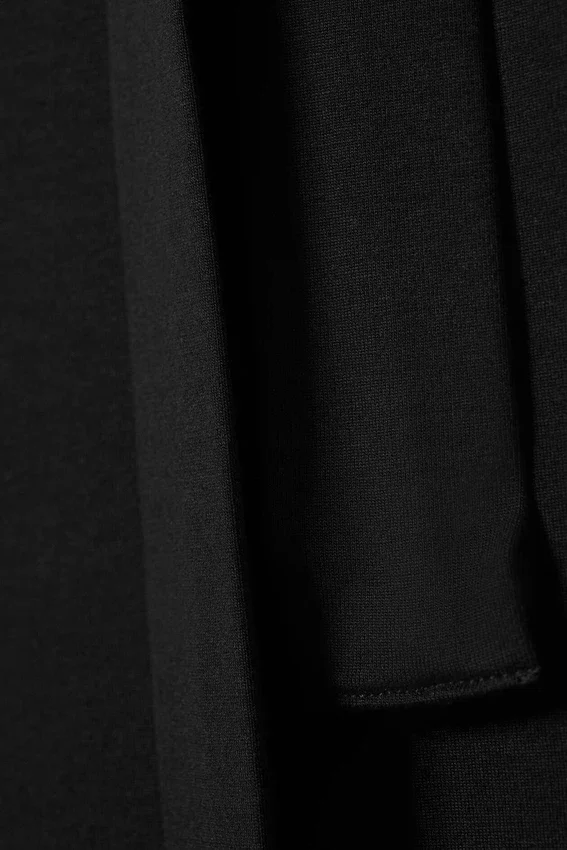 Top de manga larga con un solo hombro y lazo – Negro Top de manga larga con un solo hombro y lazo – Negro