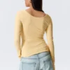 Top de manga larga, corte entallado y cuello redondo – Amarillo claro