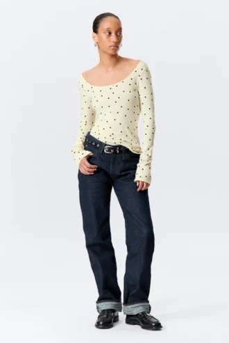 Top de manga larga, corte entallado y cuello redondo – Amarillo claro – Lunares