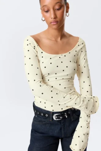 Top de manga larga, corte entallado y cuello redondo – Amarillo claro – Lunares