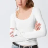 Top de manga larga, corte entallado y cuello redondo – Blanco