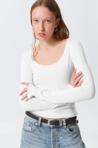 Top de manga larga, corte entallado y cuello redondo – Blanco