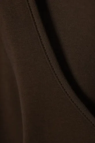 Top de manga larga, corte entallado y cuello redondo – Marrón oscuro