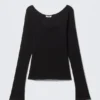 Top de manga larga, corte entallado y cuello redondo – Negro