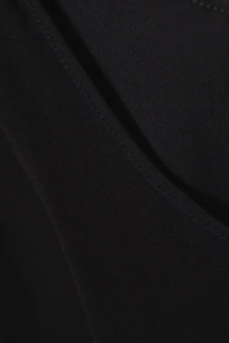 Top de manga larga, corte entallado y cuello redondo – Negro