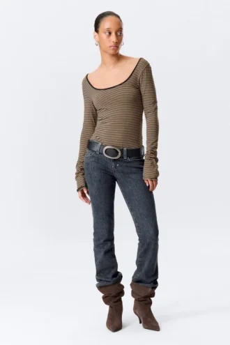 Top de manga larga, corte entallado y cuello redondo – Rayas beige/negro