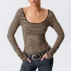 Top de manga larga, corte entallado y cuello redondo – Rayas beige/negro