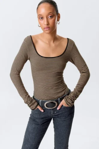 Top de manga larga, corte entallado y cuello redondo – Rayas beige/negro