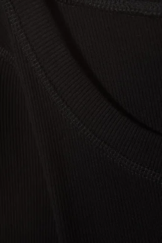 Top de manga larga y cuello ancho – Negro