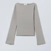 Top de manga larga y cuello barco Annie – Gris Top de manga larga y cuello barco Annie – Gris