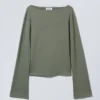 Top de manga larga y cuello barco Annie – Verde caqui apagado Top de manga larga y cuello barco Annie – Verde caqui apagado