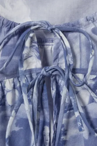 Top de pijama de popelín de algodón estampado con lazo delantero – Azul – Baroque Collage