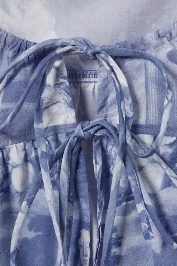 Top de pijama de popelín de algodón estampado con lazo delantero – Azul – Baroque Collage Top de pijama de popelín de algodón estampado con lazo delantero – Azul – Baroque Collage
