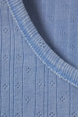 Top de punto calado de manga corta y tejido suave – Azul empolvado
