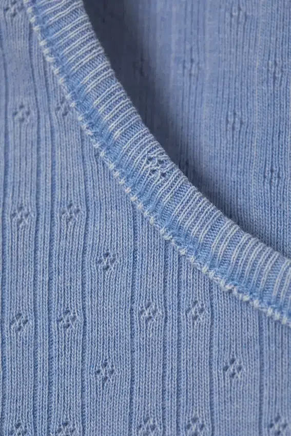 Top de punto calado de manga corta y tejido suave – Azul empolvado Top de punto calado de manga corta y tejido suave – Azul empolvado