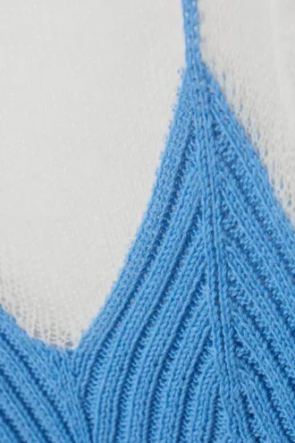 Top de punto de manga corta con efecto de capas – Blanco y azul