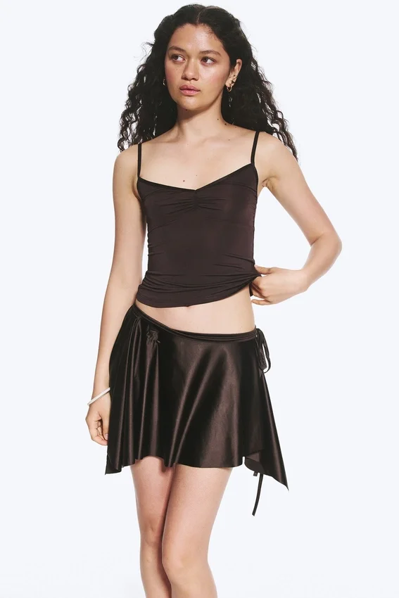 Top de tirantes con cuello en V – Marrón oscuro Top de tirantes con cuello en V – Marrón oscuro