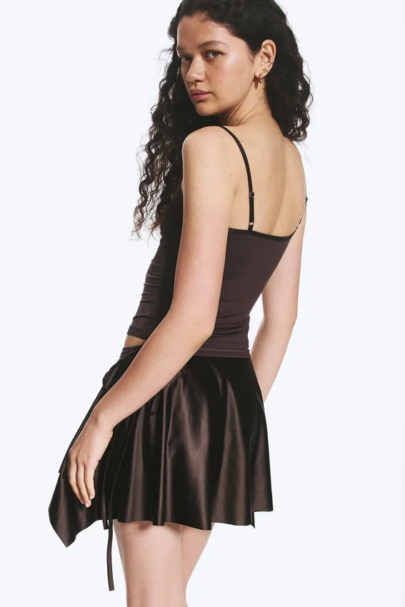 Top de tirantes con cuello en V – Marrón oscuro Top de tirantes con cuello en V – Marrón oscuro