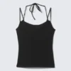 Top de tirantes con cuello halter y corte entallado – Negro Top de tirantes con cuello halter y corte entallado – Negro