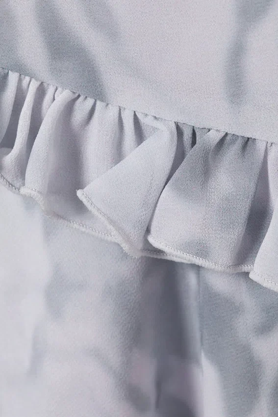 Top de tirantes con volantes – Gris empolvado – Mármol nublado Top de tirantes con volantes – Gris empolvado – Mármol nublado