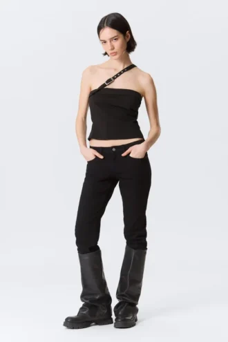 Top de traje con hebilla y un solo hombro de Faustina C – Negro