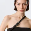 Top de traje con hebilla y un solo hombro de Faustina C – Negro