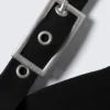 Top de traje con hebilla y un solo hombro de Faustina C – Negro