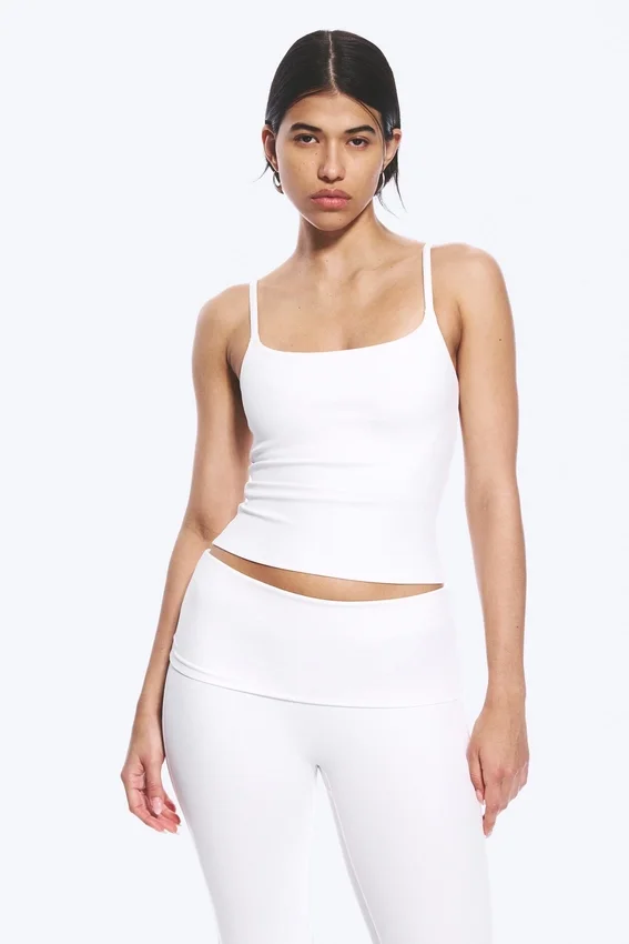 Top deportivo con tirantes – Blanco roto Top deportivo con tirantes – Blanco roto