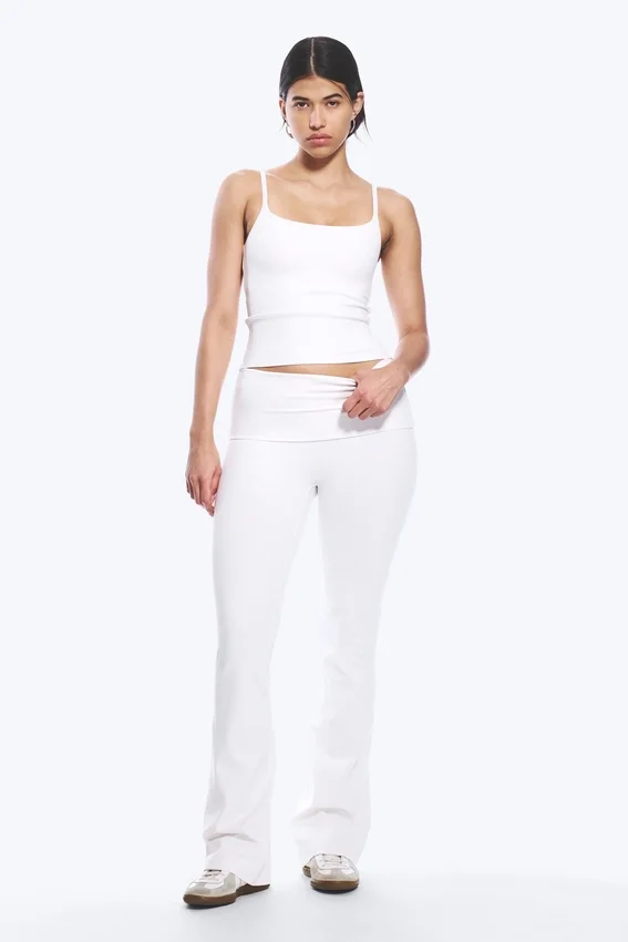 Top deportivo con tirantes – Blanco roto Top deportivo con tirantes – Blanco roto