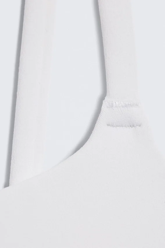 Top deportivo con tirantes – Blanco roto Top deportivo con tirantes – Blanco roto