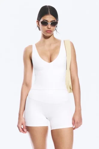 Top deportivo corto con escote pronunciado – Blanco