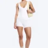 Top deportivo corto con escote pronunciado – Blanco Top deportivo corto con escote pronunciado – Blanco