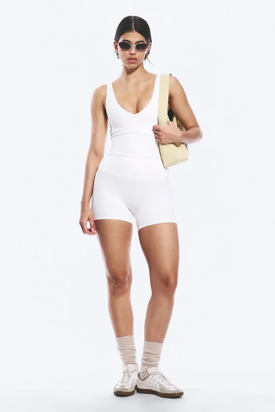 Top deportivo corto con escote pronunciado – Blanco Top deportivo corto con escote pronunciado – Blanco