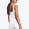Top deportivo corto con escote pronunciado – Blanco Top deportivo corto con escote pronunciado – Blanco