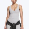 Top deportivo corto con escote pronunciado – Gris Top deportivo corto con escote pronunciado – Gris