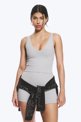 Top deportivo corto con escote pronunciado – Gris