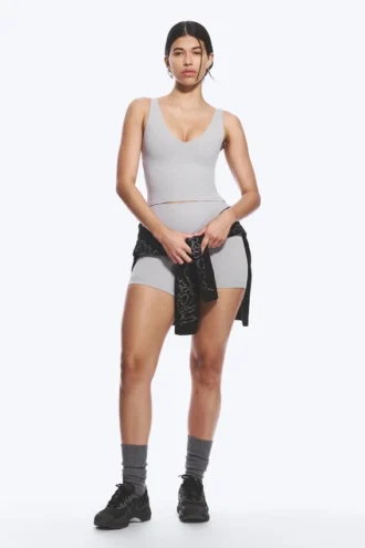 Top deportivo corto con escote pronunciado – Gris