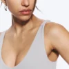 Top deportivo corto con escote pronunciado – Gris Top deportivo corto con escote pronunciado – Gris