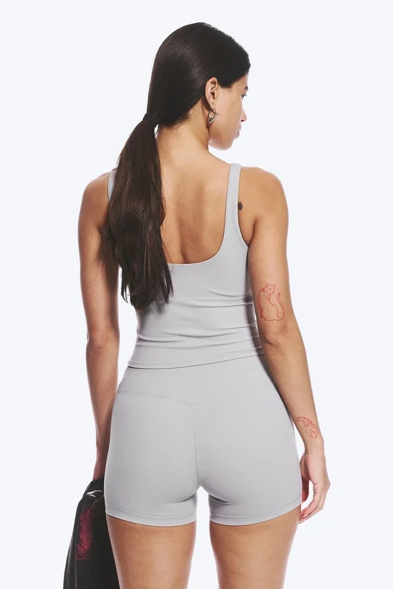 Top deportivo corto con escote pronunciado – Gris Top deportivo corto con escote pronunciado – Gris