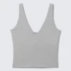 Top deportivo corto con escote pronunciado – Gris Top deportivo corto con escote pronunciado – Gris