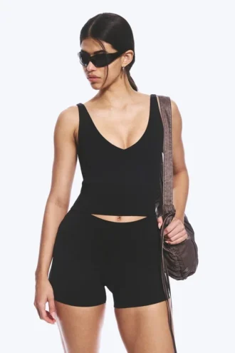 Top deportivo corto con escote pronunciado – Negro